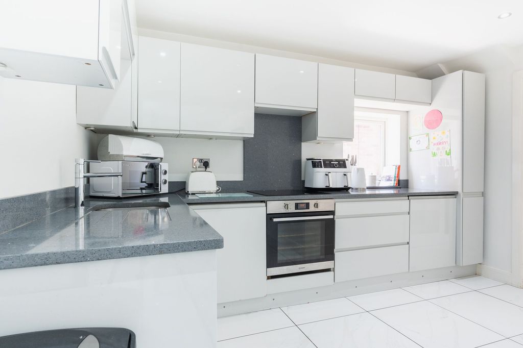 Property photo 2 of 30