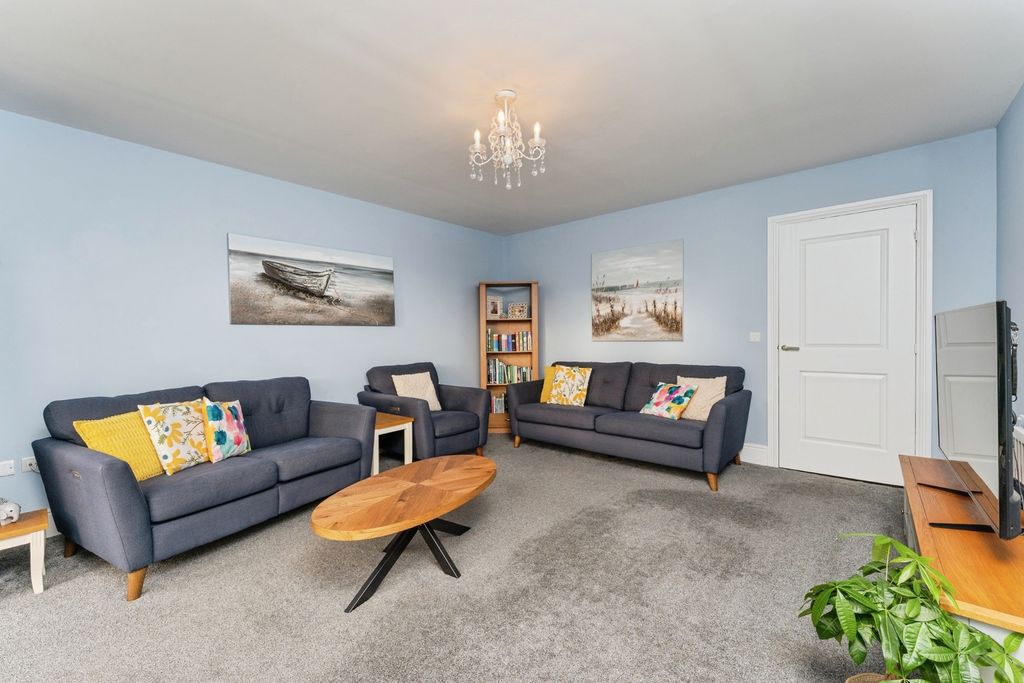 Property photo 3 of 24 Lounge