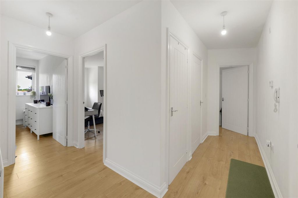Property photo 2 of 11 5