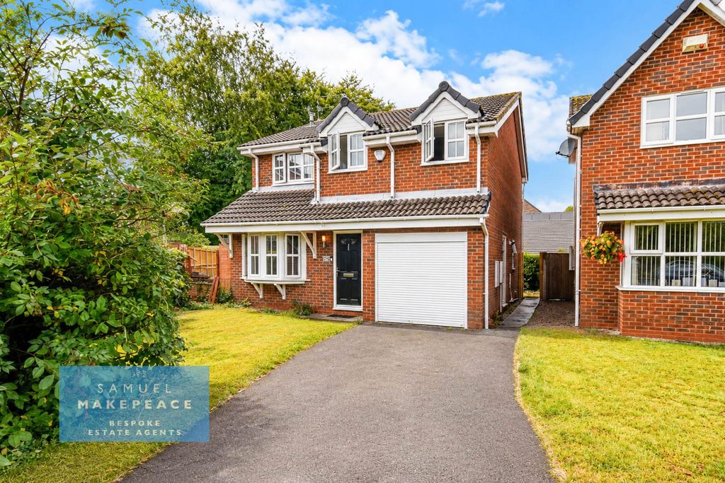 Property photo 1 of 20 Four Bedroom Detached House With Large Rear Garden