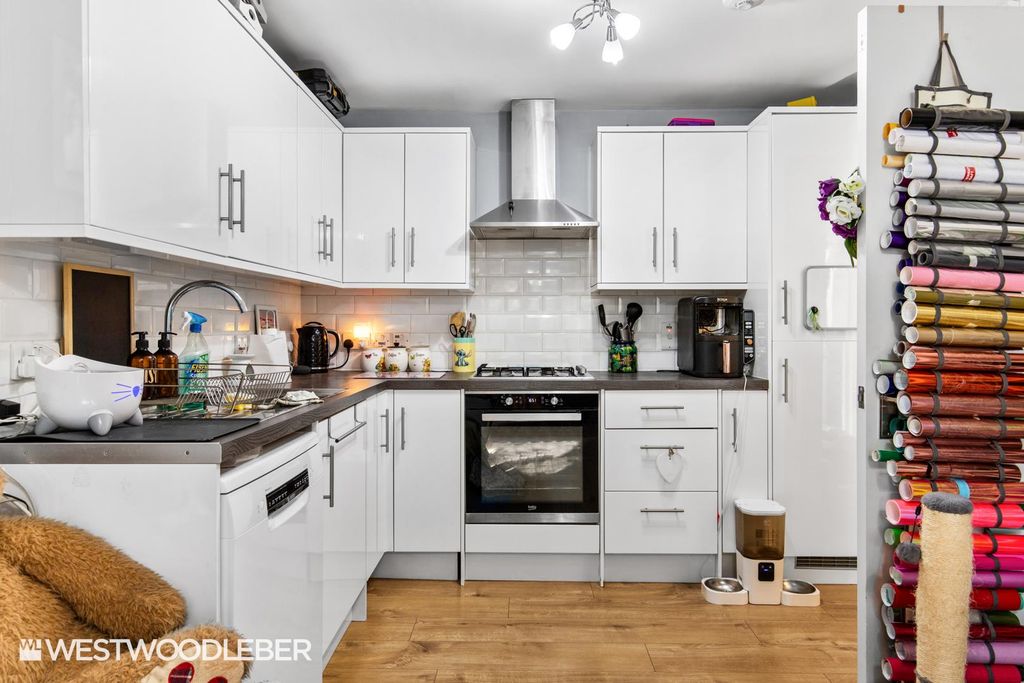 Property photo 2 of 10 Chilworthgate_8.Jpg