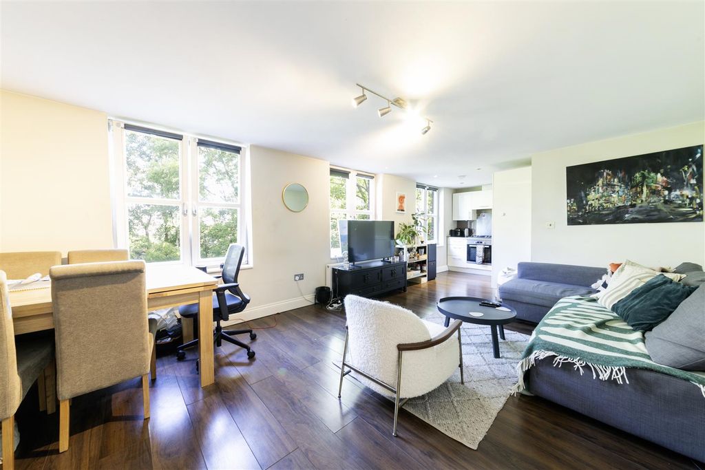 Property photo 1 of 12 F8, 19 Crescent Road -7.Jpg