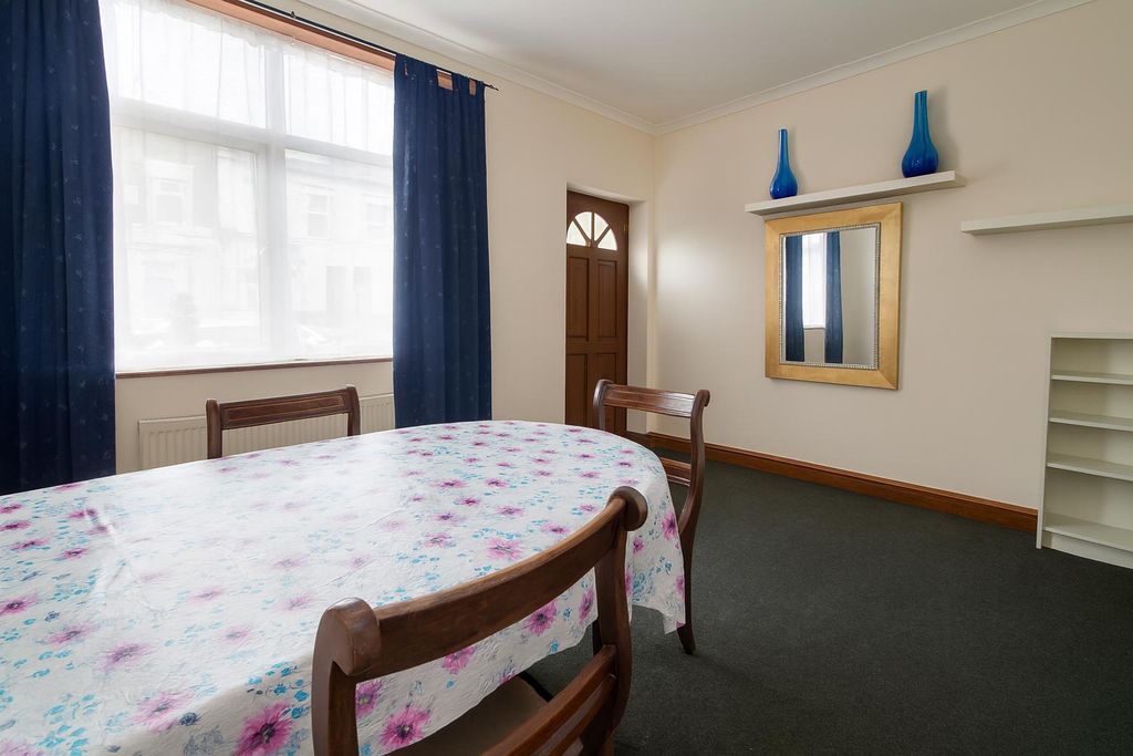 Property photo 3 of 11 Albert Square 009