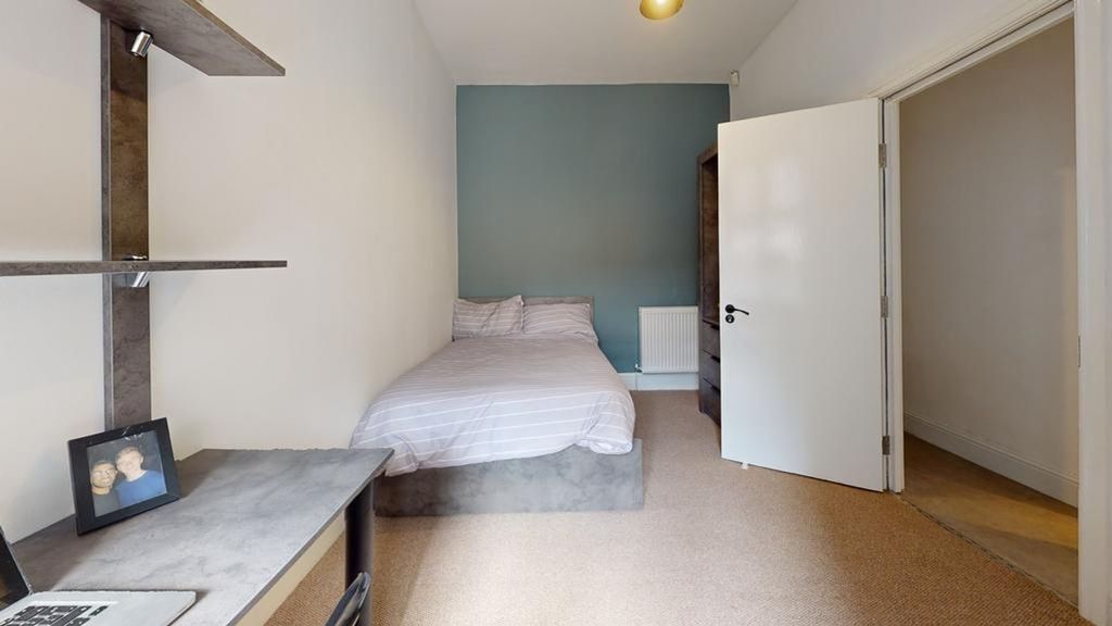 Property photo 2 of 12 A Tidy And Inviting Double Bedroom Featuring A Com...