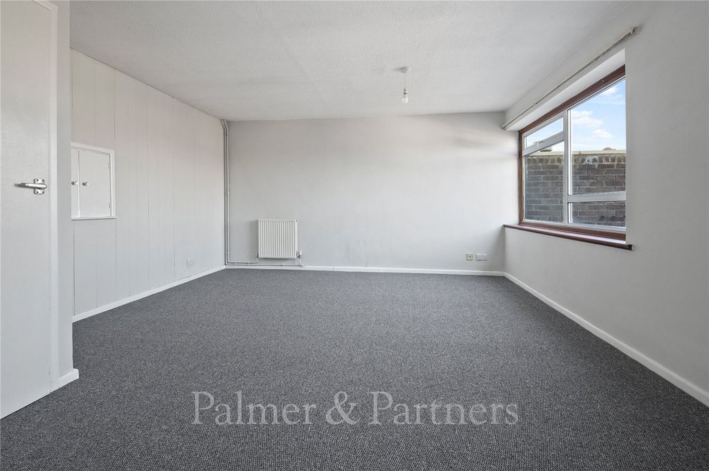 Property photo 3 of 11 Lounge