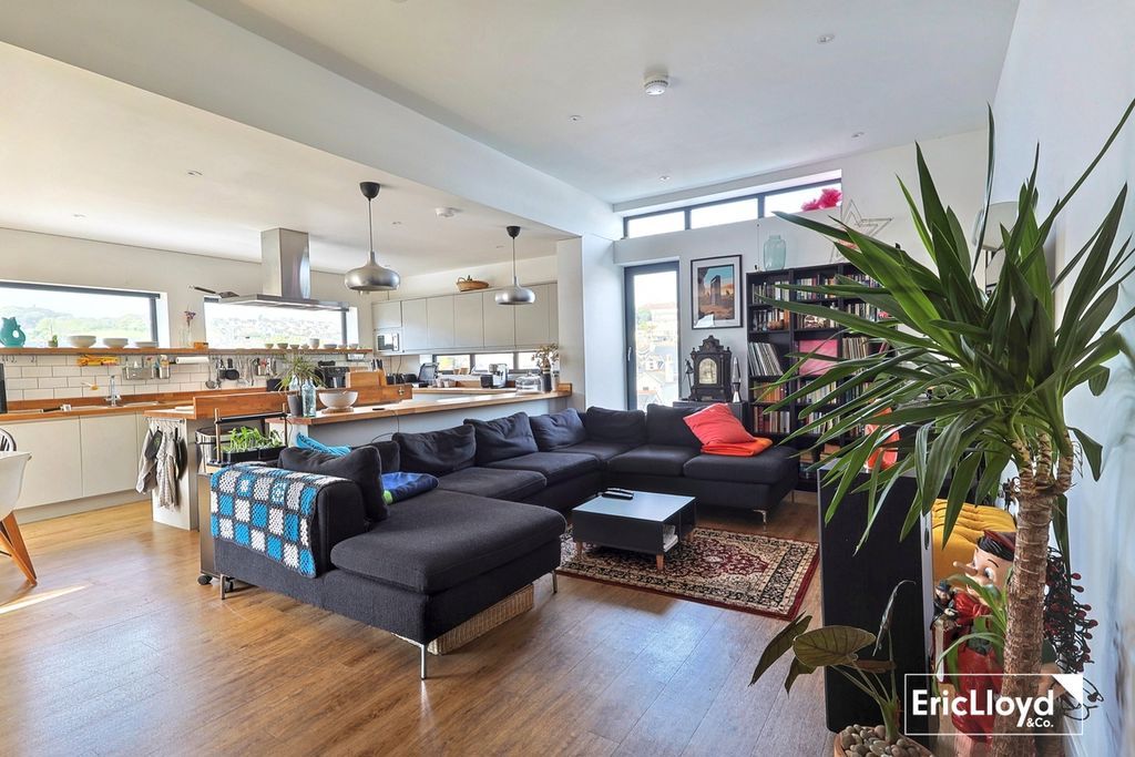 Property photo 3 of 34 Photo 14