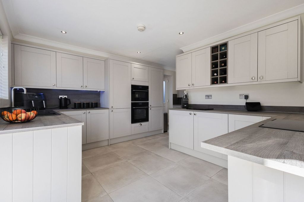 Property photo 3 of 27