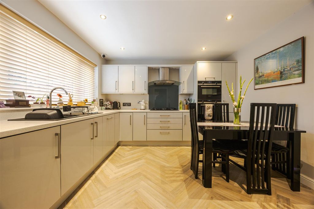 Property photo 2 of 18 Kitchen