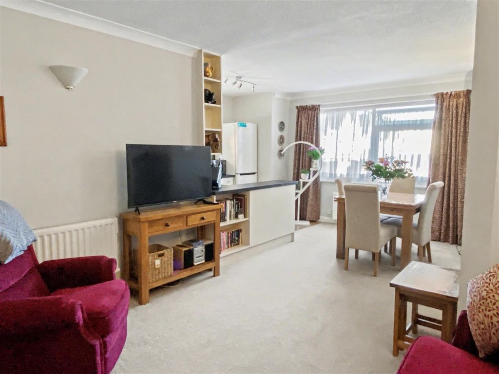 Property photo 2 of 8 18 Griffin Court Lounge.Jpg