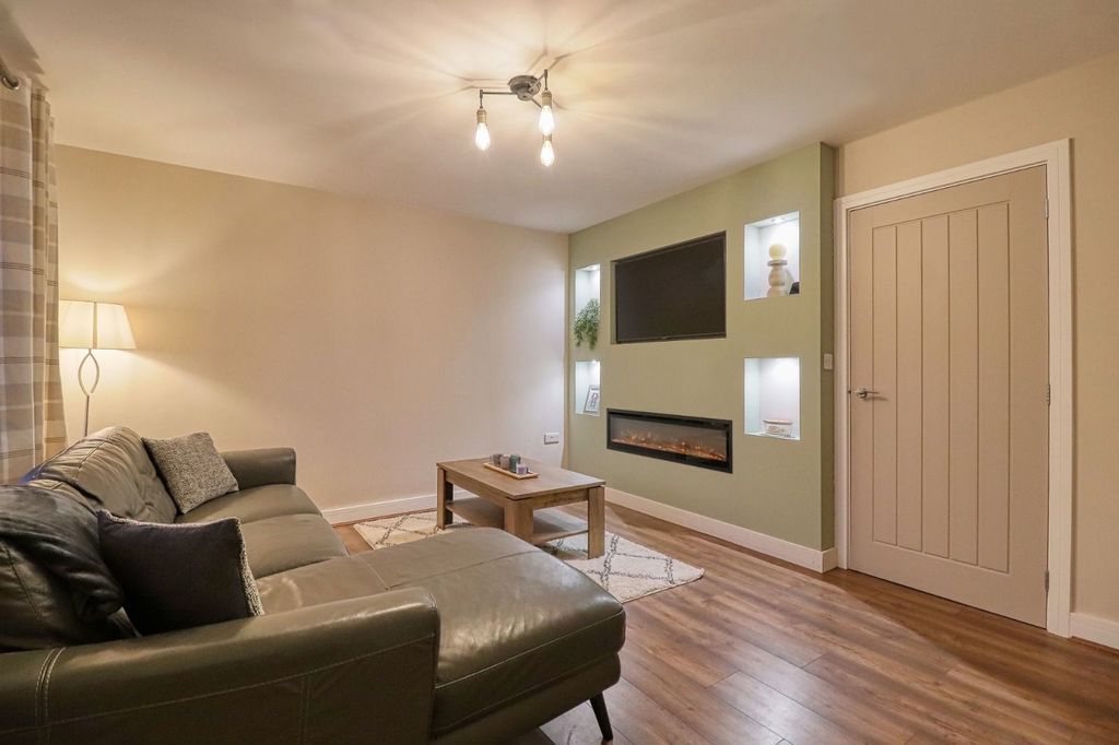 Property photo 2 of 17 Lounge