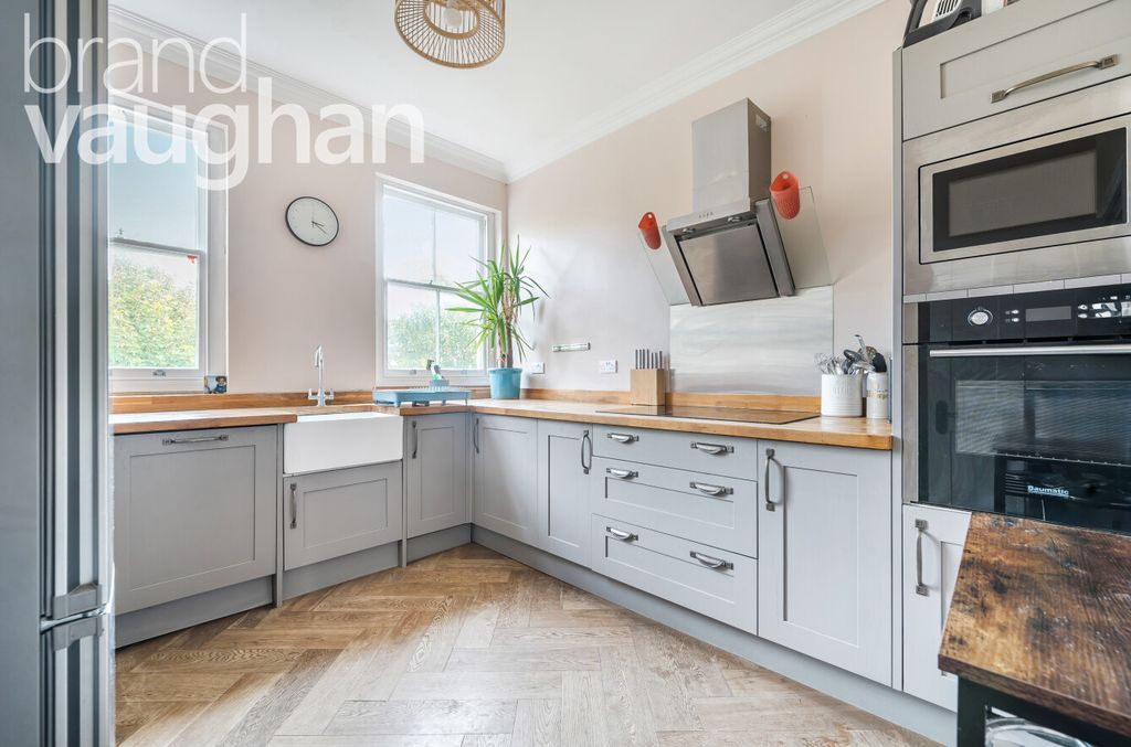 Property photo 3 of 9 Kitchen
