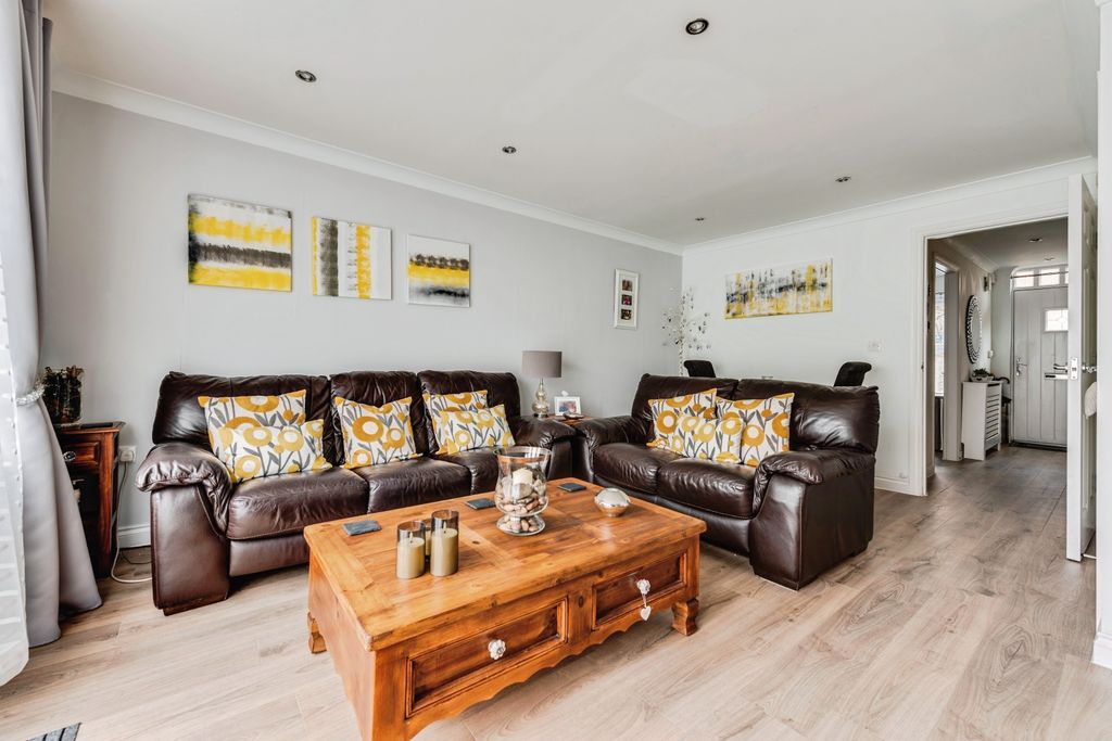 Property photo 2 of 20