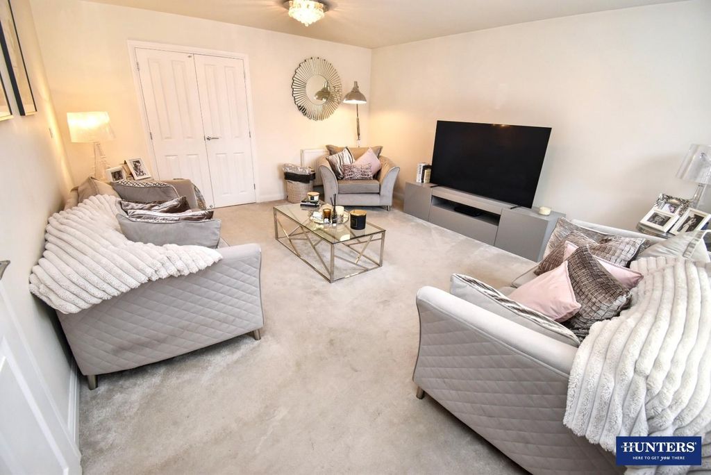 Property photo 2 of 31 Lounge