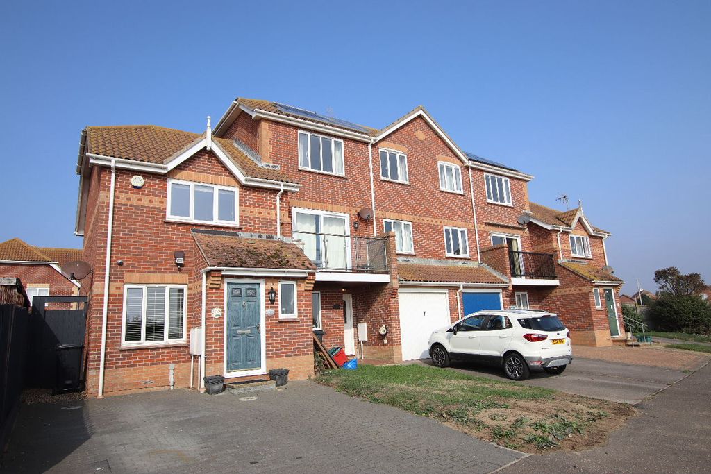 Property photo 1 of 18 Hastings Avenue, Clacton On Sea.