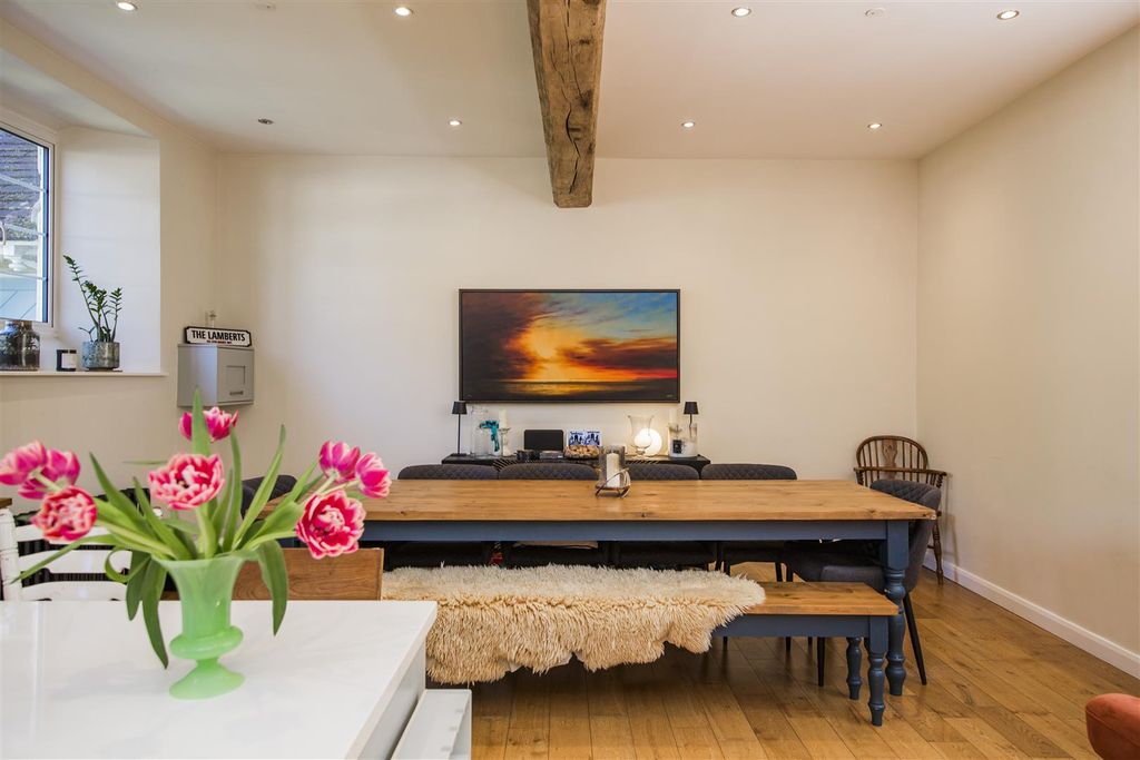 Property photo 3 of 38 Social Dining