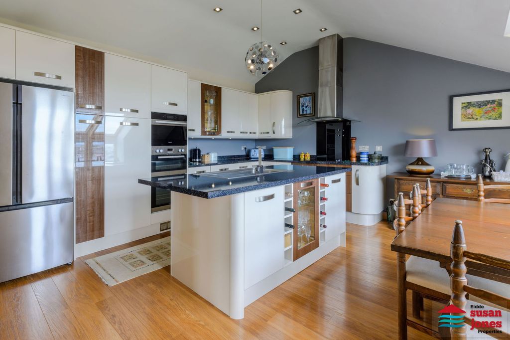 Property photo 3 of 21