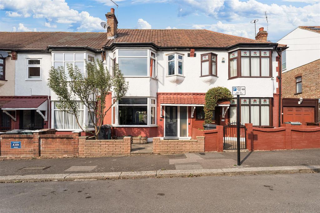 Property photo 1 of 26 Pentire Road, E17