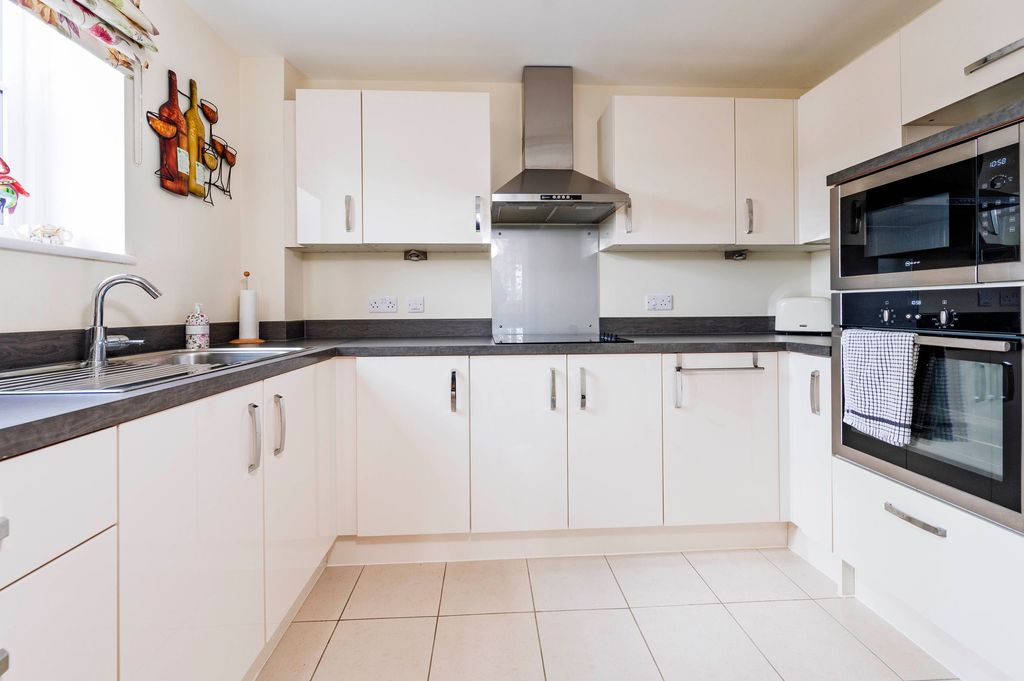 Property photo 2 of 21 Kitchen