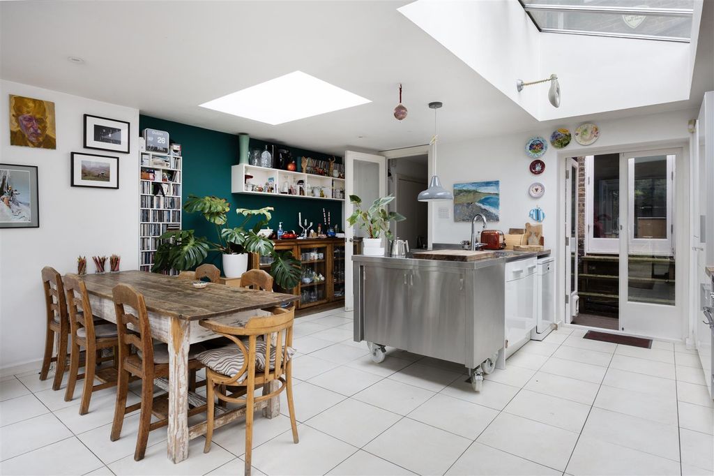 Property photo 1 of 12 Hammersmith Grove