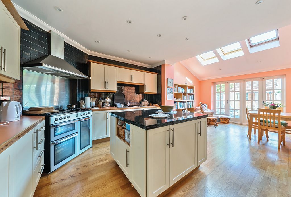 Property photo 2 of 18 1323823-11-686E52...