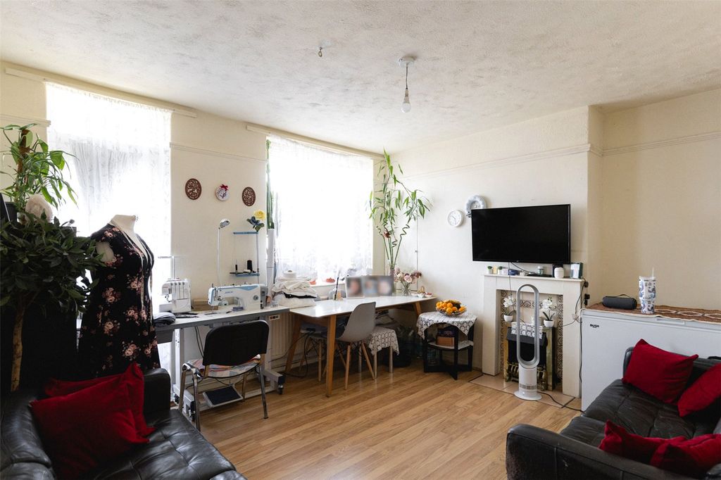 Property photo 2 of 9 Linslade House, E2