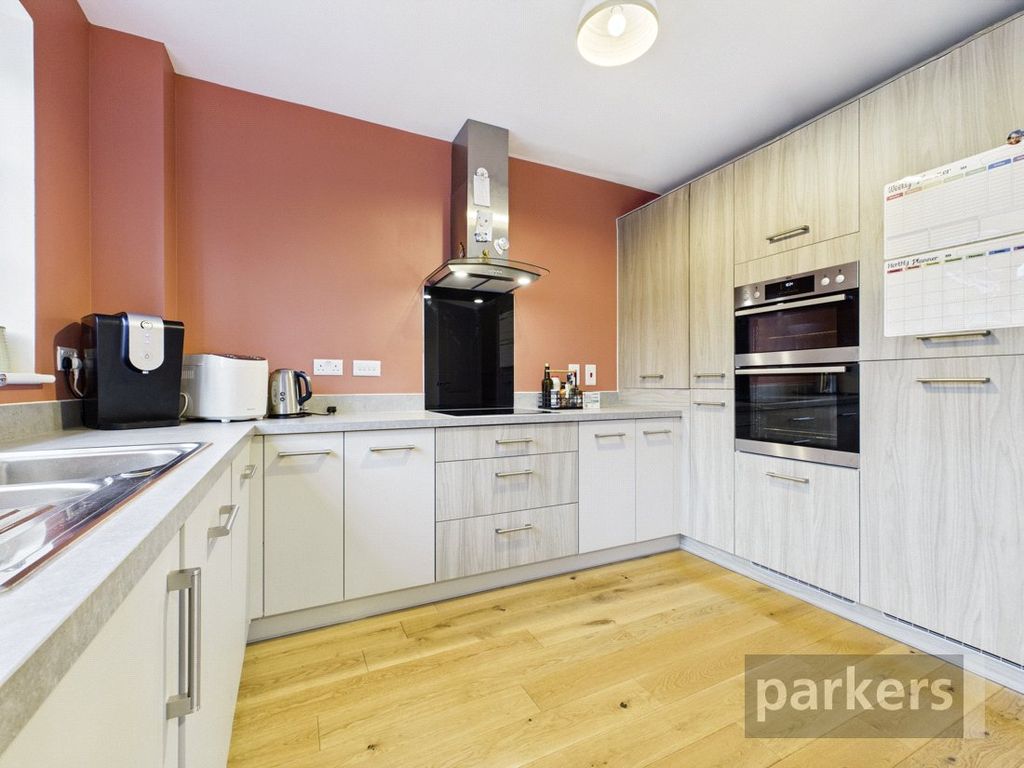 Property photo 3 of 19 Kitchen