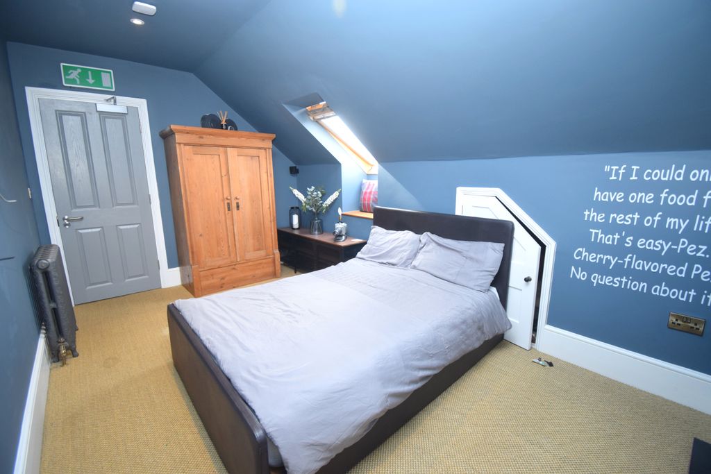 Property photo 2 of 14 Bedroom 5 (2)