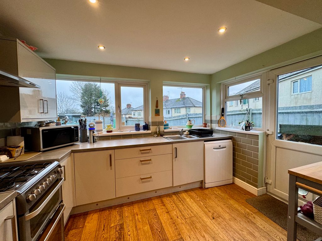 Property photo 3 of 12 Kitchen