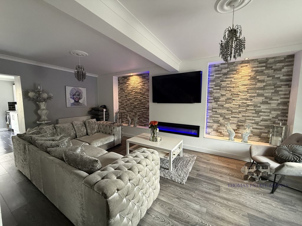 Property photo 2 of 13 Lounge