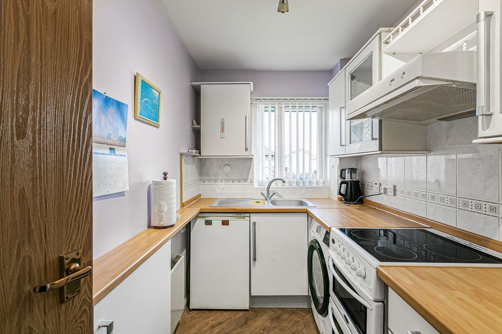 Property photo 3 of 17 Kitchen