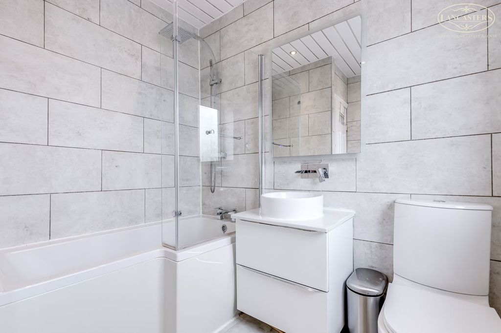 Property photo 2 of 18 Bathroom