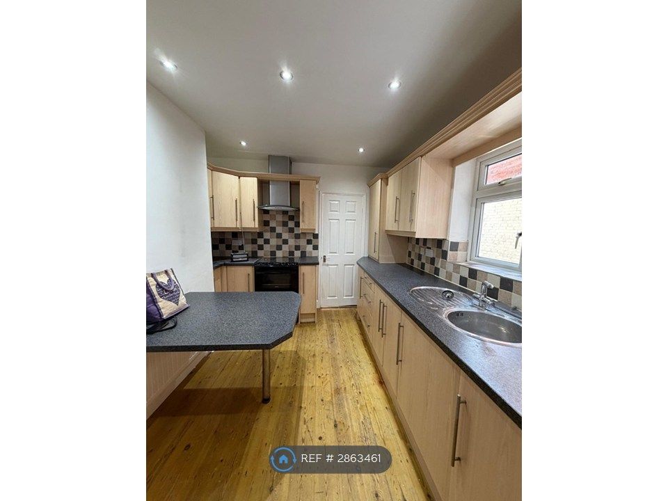 Property photo 3 of 7 Kitchen