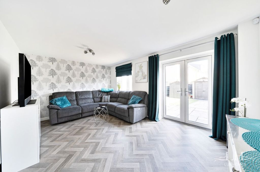 Property photo 2 of 27