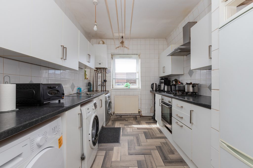 Property photo 3 of 18 Kitchen