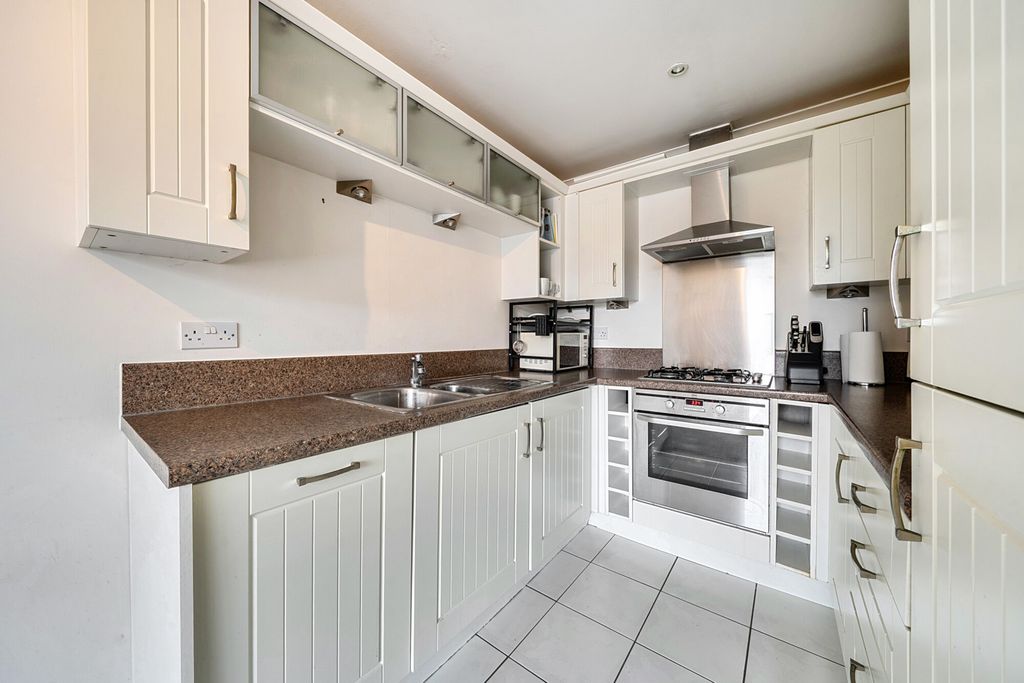 Property photo 3 of 18 Kitchen