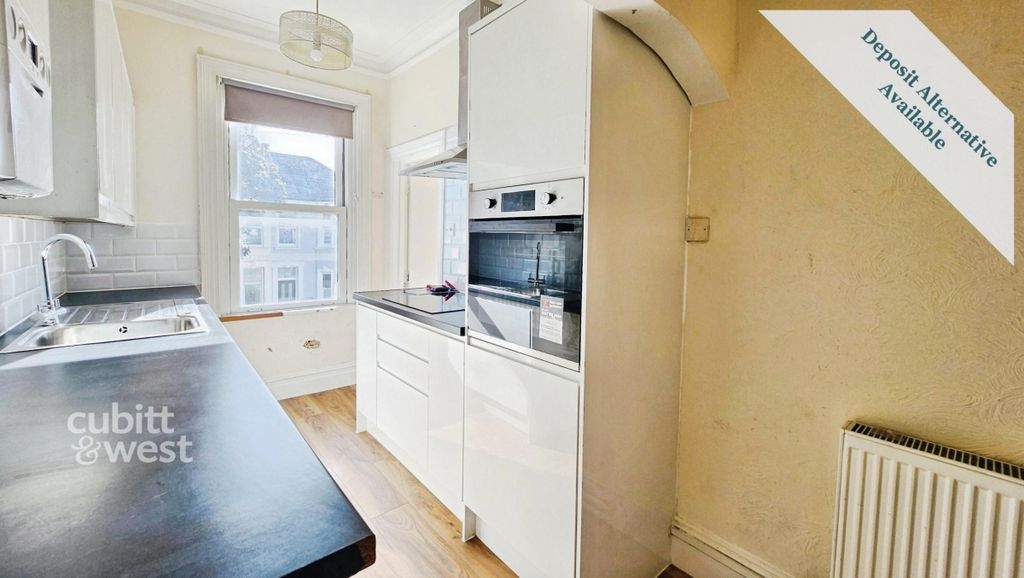 Property photo 2 of 11 Flat 3 31 Christc...
