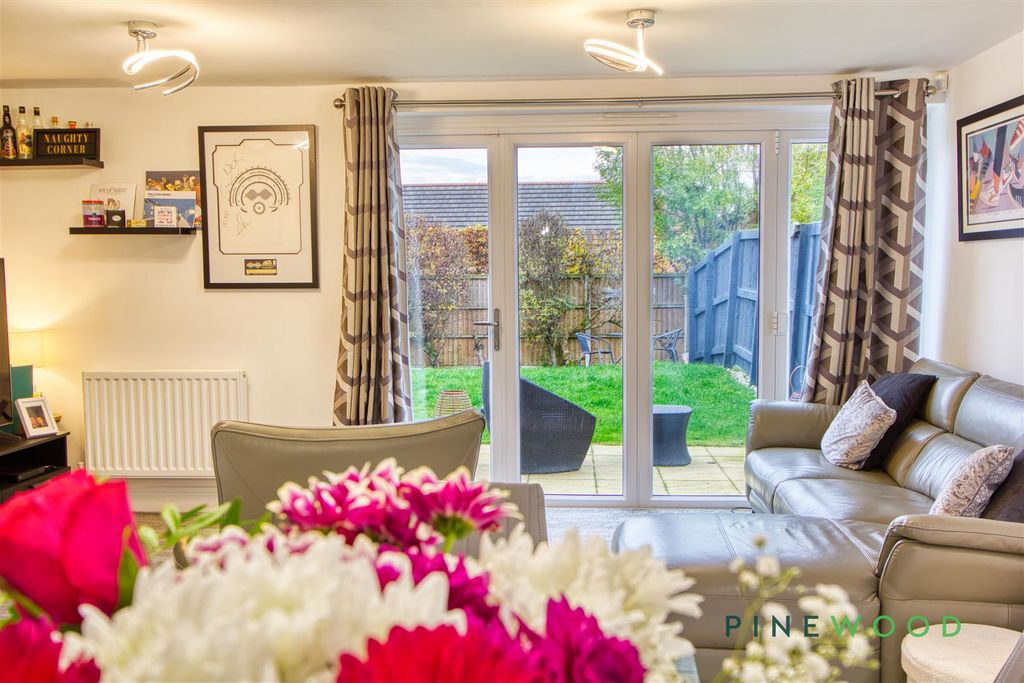 Property photo 3 of 27 Kitchen / Dining Room / Lounge