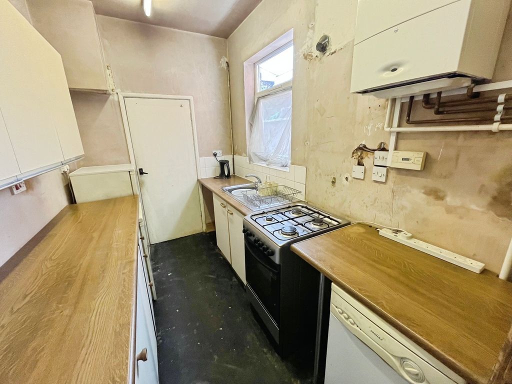 Property photo 3 of 12 Kitchen