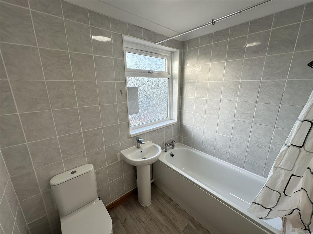 Property photo 3 of 11 Bathroom