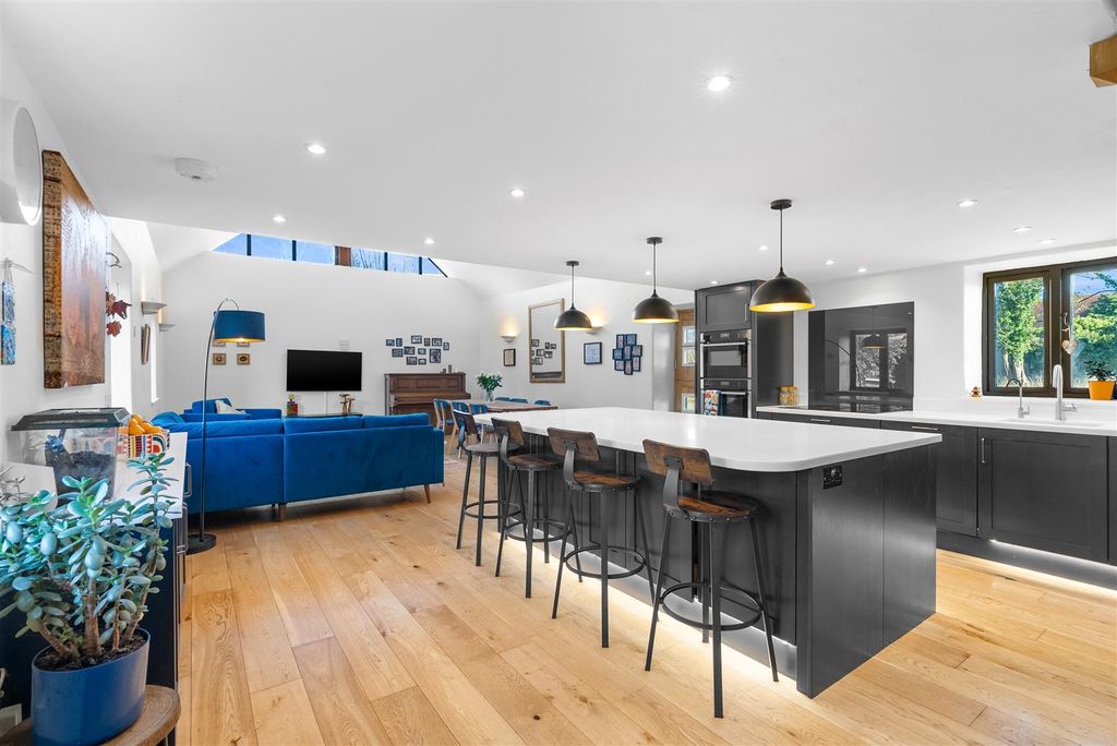 Property photo 3 of 25