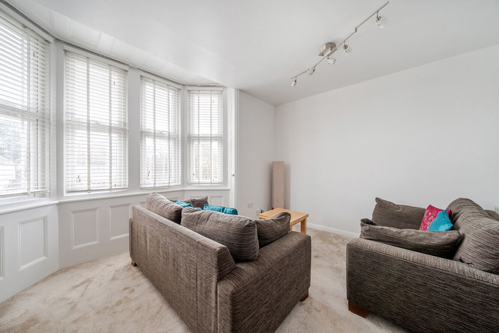 Property photo 2 of 11 1388676-1-693c1E2...