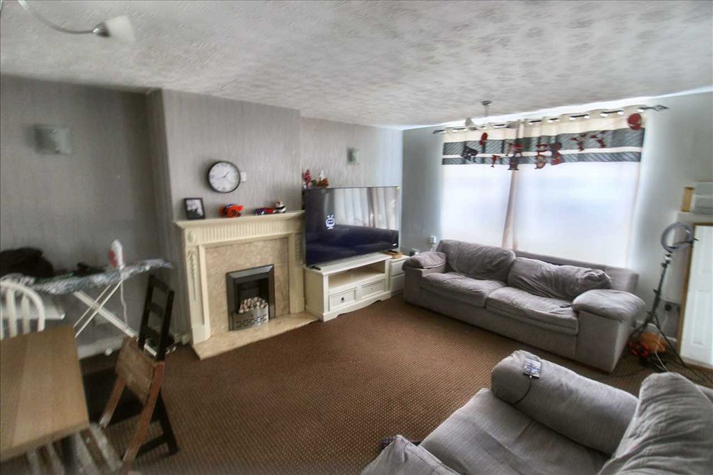 Property photo 2 of 11 Lounge