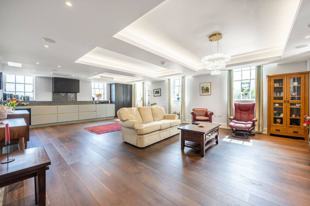 Property photo 2 of 23