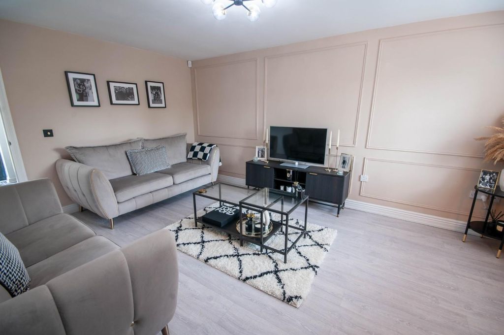 Property photo 3 of 19 Lounge