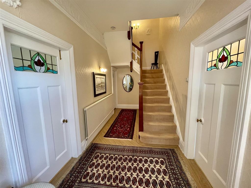 Property photo 3 of 28 Entrance Hall
