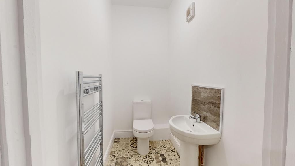 Property photo 1 of 22 A Clean And Modern Single Toilet Space With Stylis...
