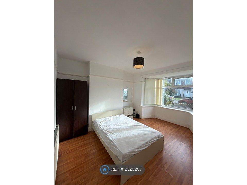 Property photo 3 of 15 Bed 2