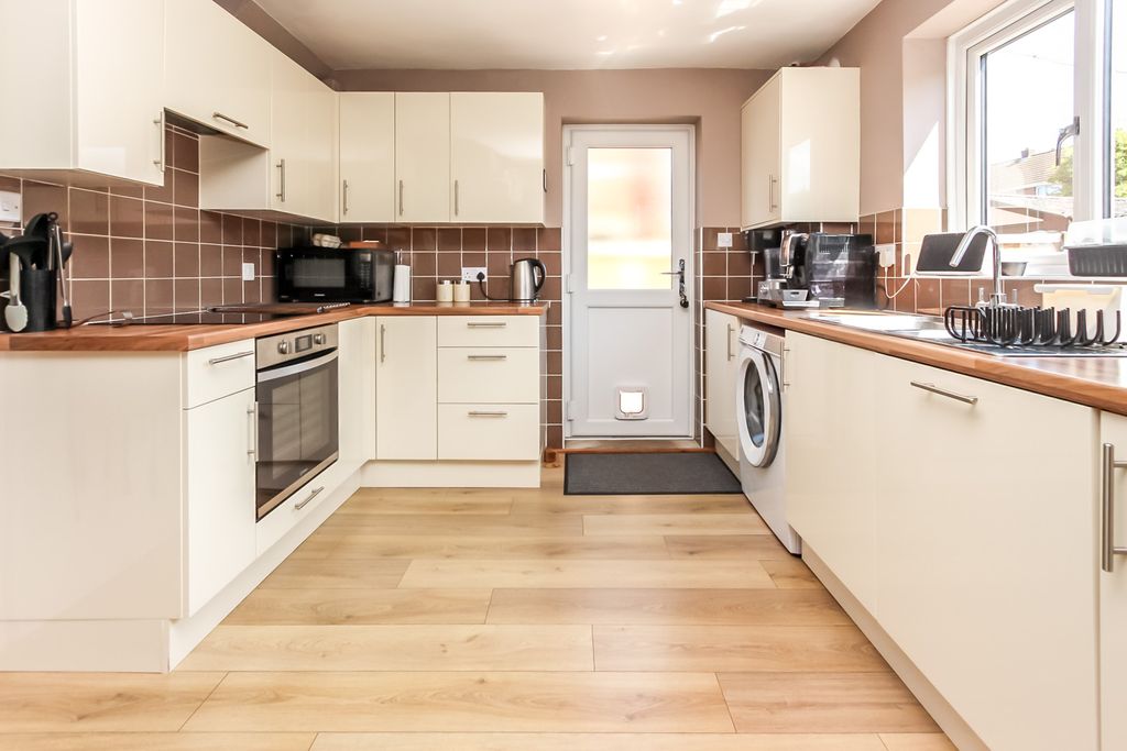 Property photo 3 of 16 Kitchen