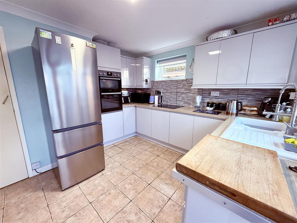 Property photo 2 of 19 Kitchen