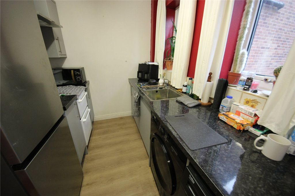 Property photo 3 of 8 Kitchen